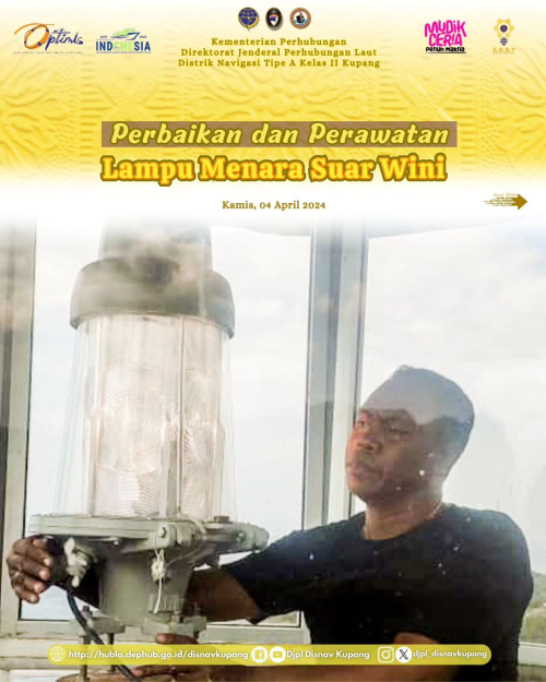 Proses dari perbaikan dan perawatan lampu menara suar Wini oleh Bapak Dominggus Hernani A. Boavida selaku Penjaga Menara Suar Wini.