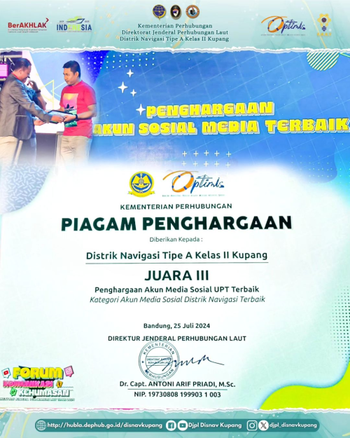 Penyerahan Penghargaan Juara III Kategori Akun Sosial Media Distrik Navigasi Terbaik