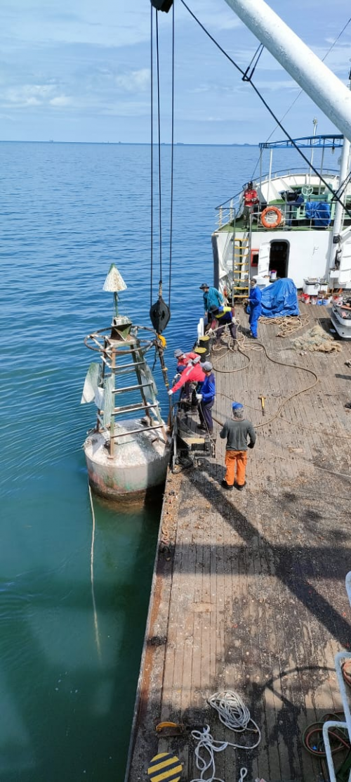 Maintenance Pelampung Suar di Tanah Grogot oleh KN Mithuna