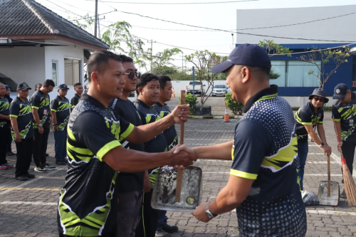 Aksi Bersih Lingkungan Kantor KSOP Kelas I Tanjung Emas