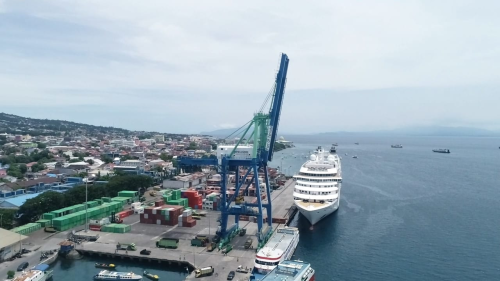 KEDATANGAN KAPAL PESIAR MV.MV. SEABOURN SOUJOURN DI PELABUHAN AHMAD YANI TERNATE