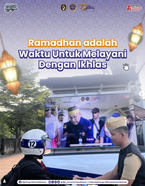 Menjelang berbuka puasa, monitor mobil patroli di depan Kantor KSOP Utama Makassar menayangkan video berbagai kegiatan KSOP—dari peningkatan keselamatan pelayaran hingga transformasi Pelabuhan Utama Makassar.
