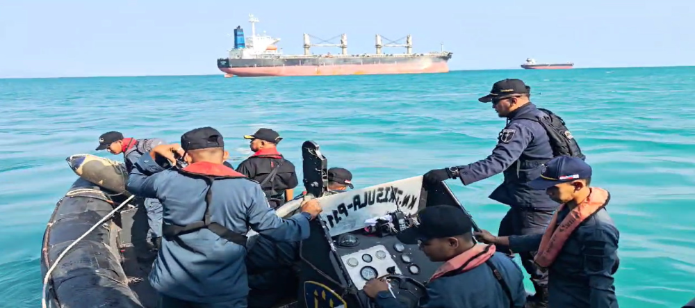 KEMENHUB, DITJEN HUBLA, DIT KPLP MELALUI PANGKALAN PENJAGAAN LAUT DAN PANTAI KELAS I TANJUNG PRIOK (SEA AND COAST GUARD) RESPON CEPAT TANGANI INSIDEN TUBRUKAN KAPAL DI PERAIRAN SELAT SUNDA ANTARA KAPAL MV. VIET THUAN 56-05 DENGAN MV. CSSC YUAN JING.