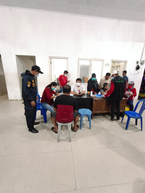 Pemeriksaan kartu vaksin di Pelabuhan Kupal oleh Petugas Jaga Kantor UPP Kelas II Babang