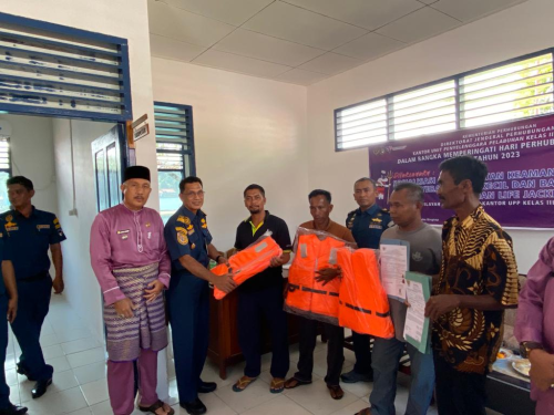Sosialisasi Keselamatan Keamanan Pelayaran, Penyerahan Pas Kecil Dan Bakti Sosial Pembagian Life Jacket