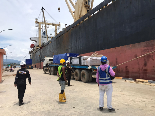 Kegiatan bongkar muat di pelabuhan
