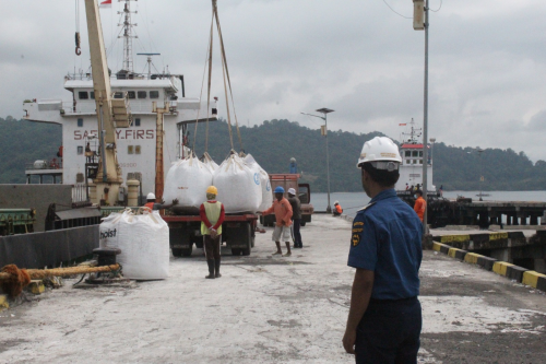 Pengawasan bongkar Muatan Kapur MV.Nashico o8