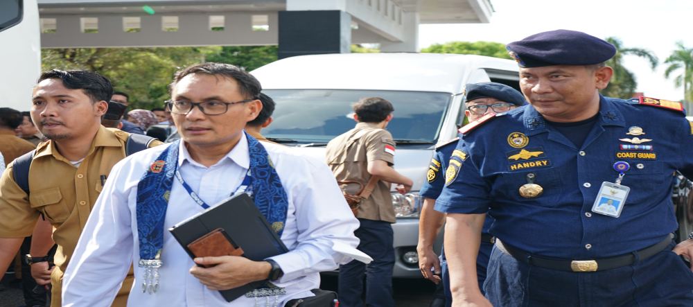 Direktur Jenderal Perhubungan Laut Bapak Capt. Antoni Arif Priadi, M.Sc Dan Kepala KSOP Kelas III Rangga Ilung Bapak Capt. Handry Sulfian, S.E., M.M