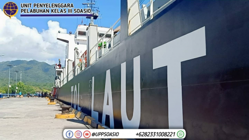 Kegiatan Bongkar Muat peti kemas Tol Laut KM. Logistik Nusantara 6 di Pelabuhan Soasio