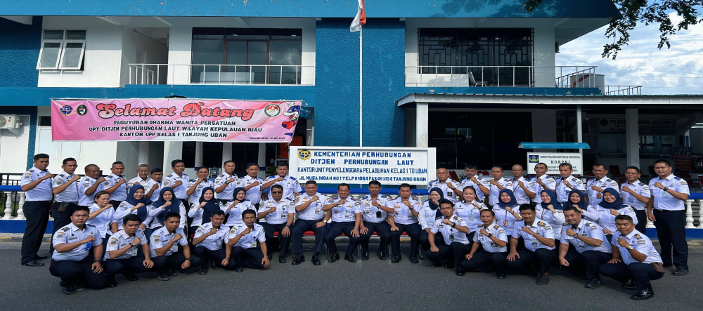 Pegawai Kantor UPP Kelas I Tanjung Uban